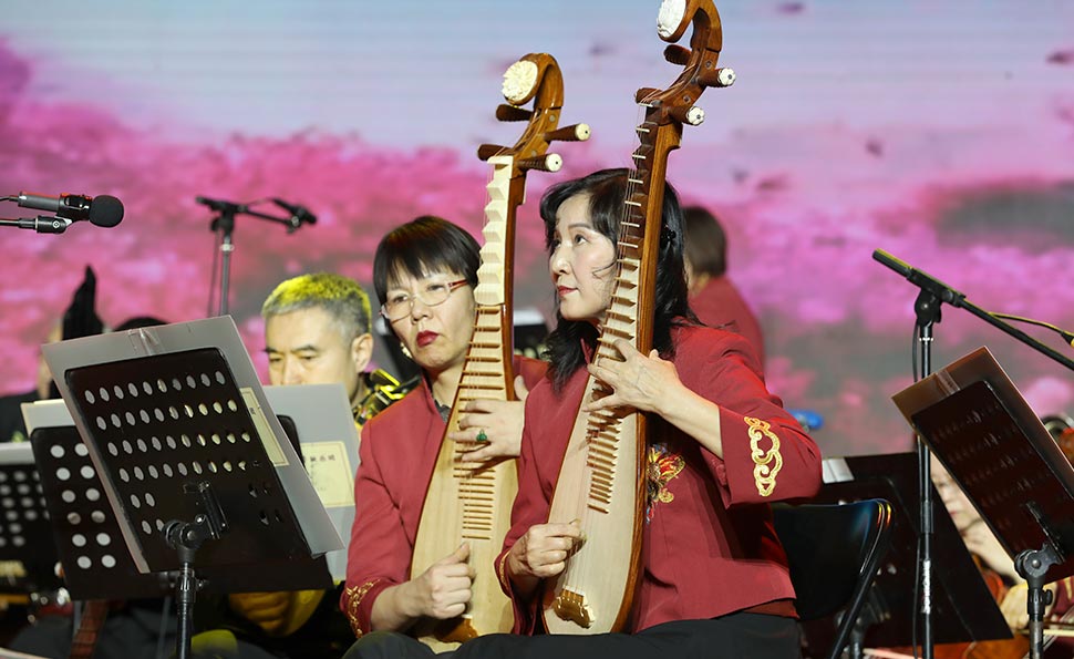 乡村振兴艺术团首场演出--民乐合奏《红花遍地开》