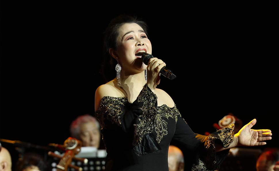 张映枫演唱《我和我的祖国》《绒花》