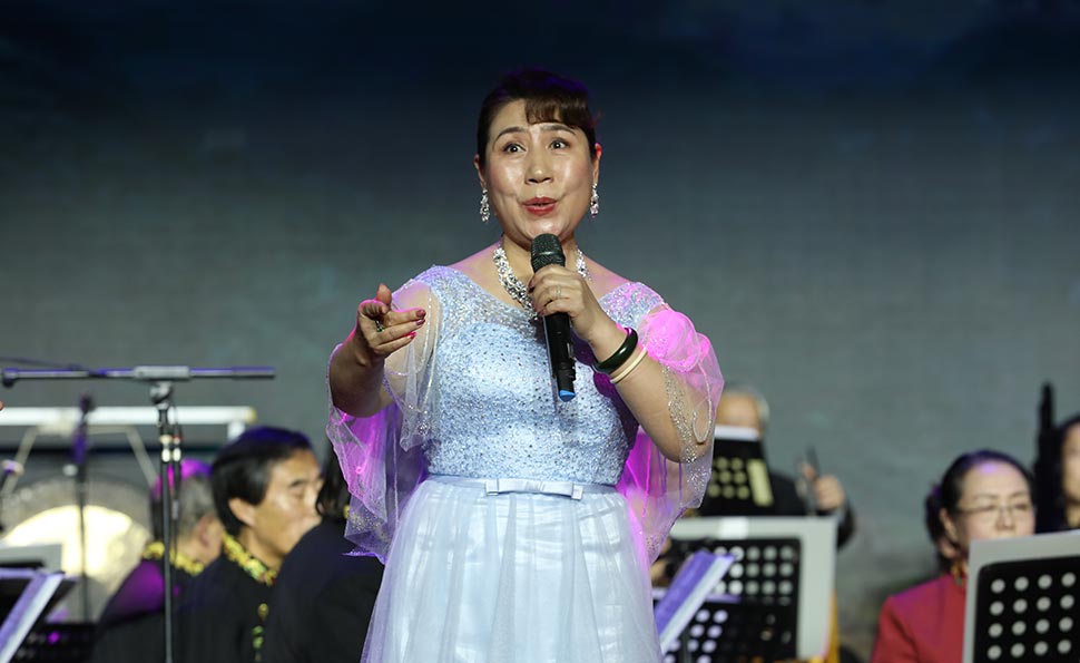 王玉凤、王力军演唱《中国脊梁》