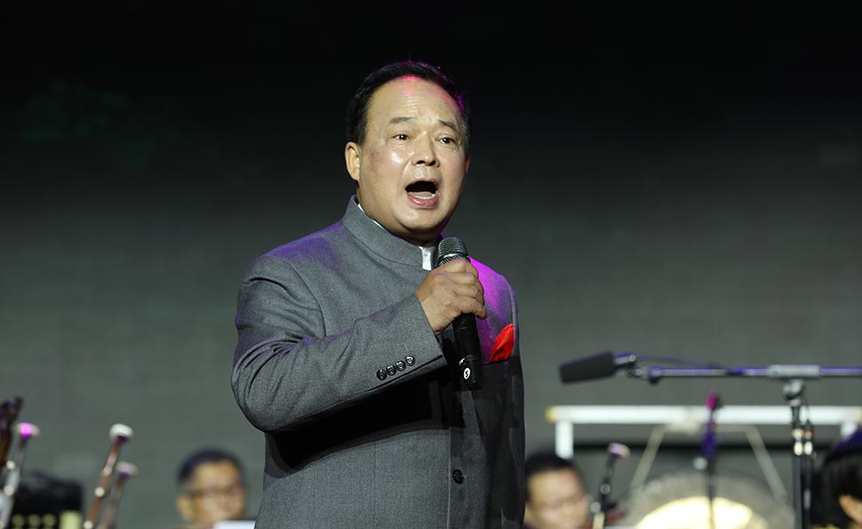 王玉凤、王力军演唱《中国脊梁》