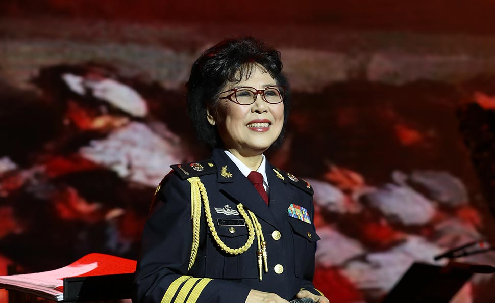 卞小贞演唱《泉水叮咚》、《太阳最红毛主席最亲》