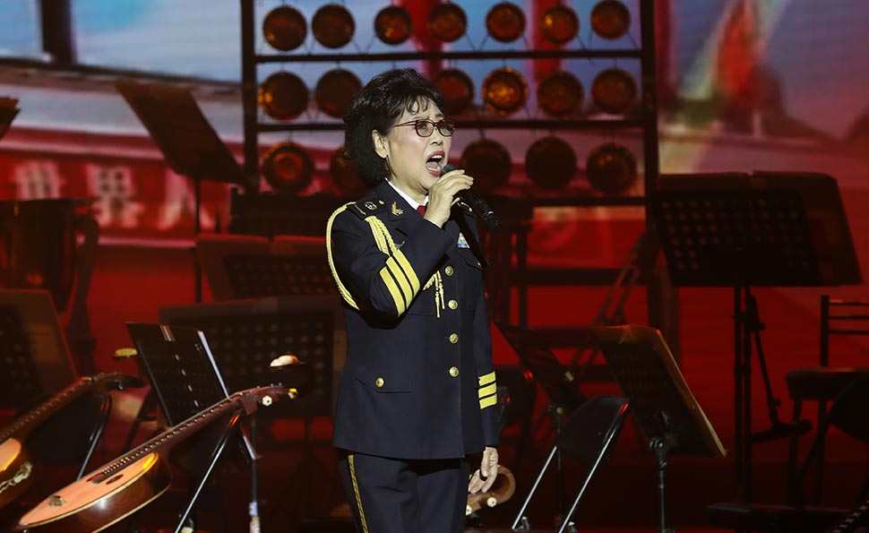 卞小贞演唱《泉水叮咚》、《太阳最红毛主席最亲》