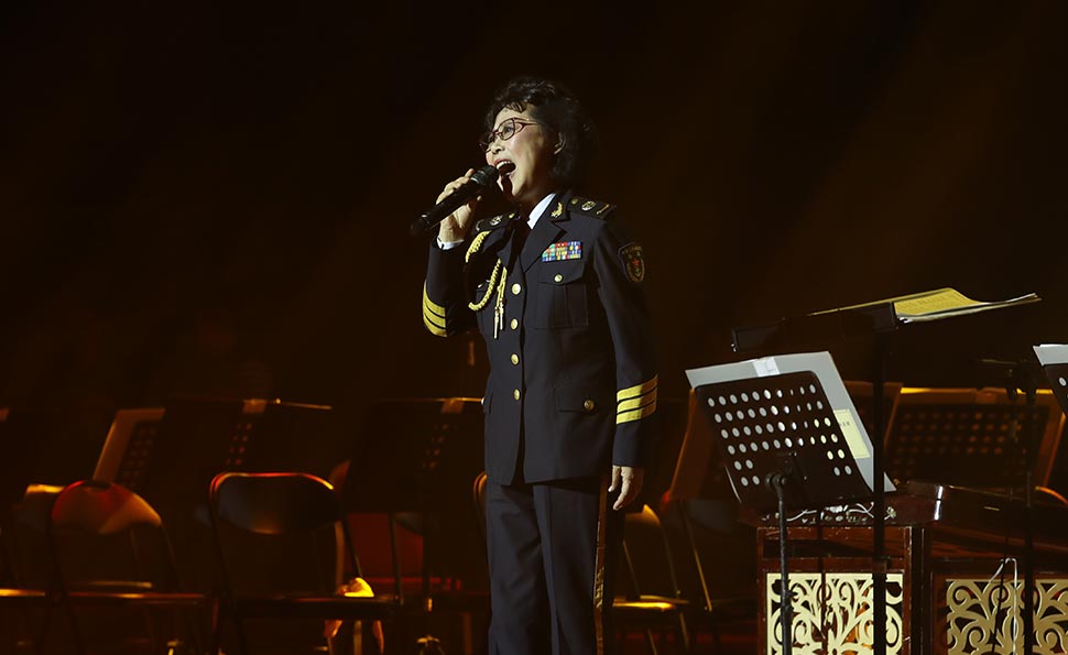 卞小贞演唱《泉水叮咚》、《太阳最红毛主席最亲》