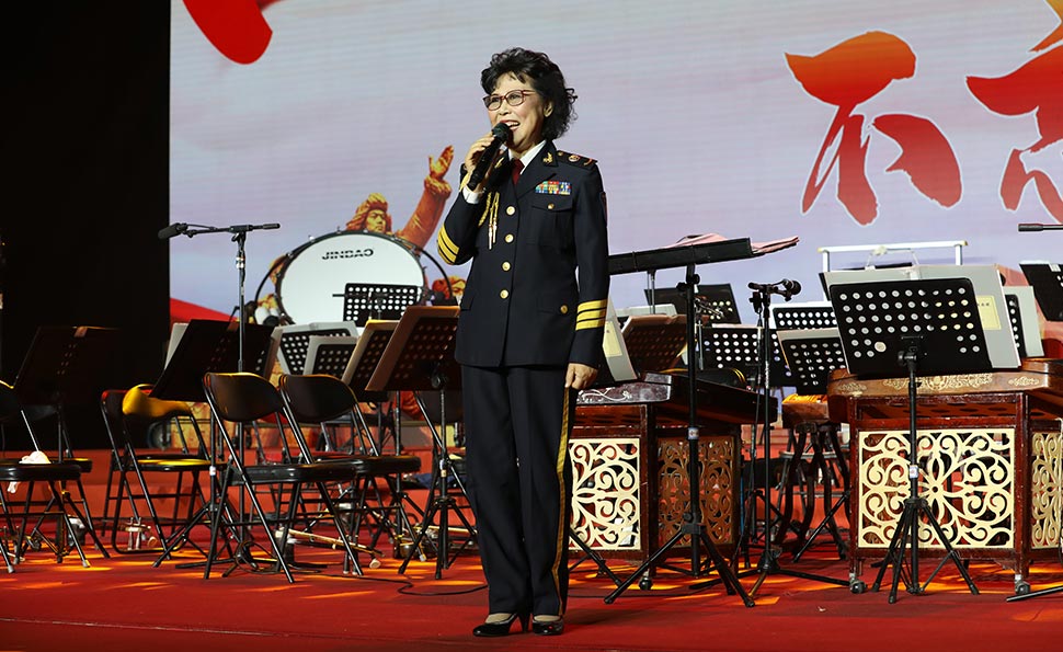 卞小贞演唱《泉水叮咚》、《太阳最红毛主席最亲》