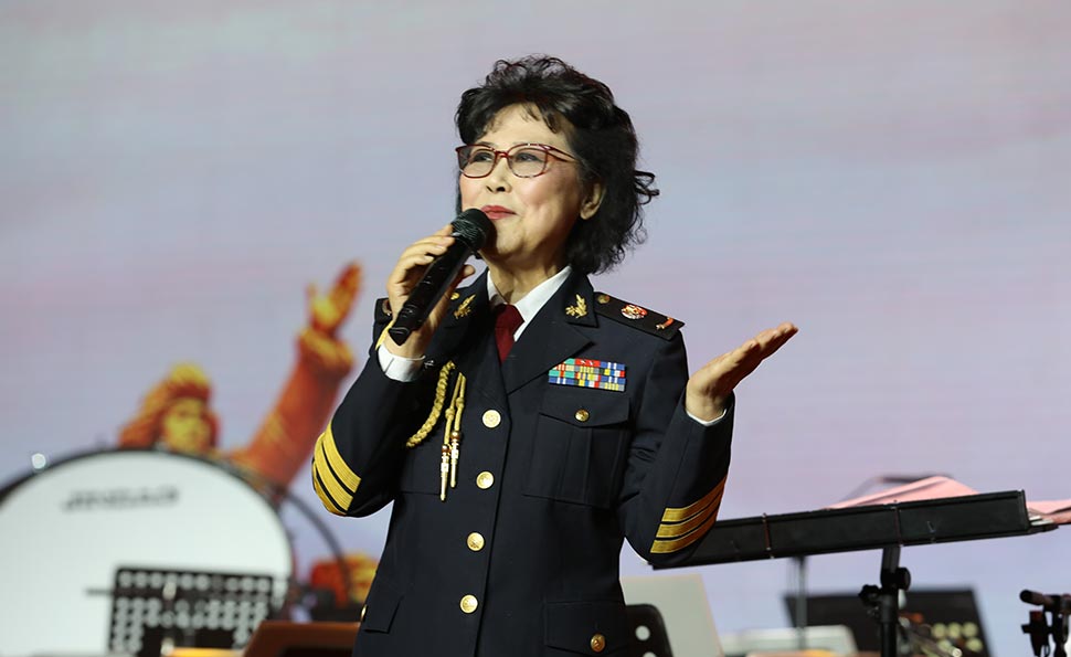 卞小贞演唱《泉水叮咚》、《太阳最红毛主席最亲》