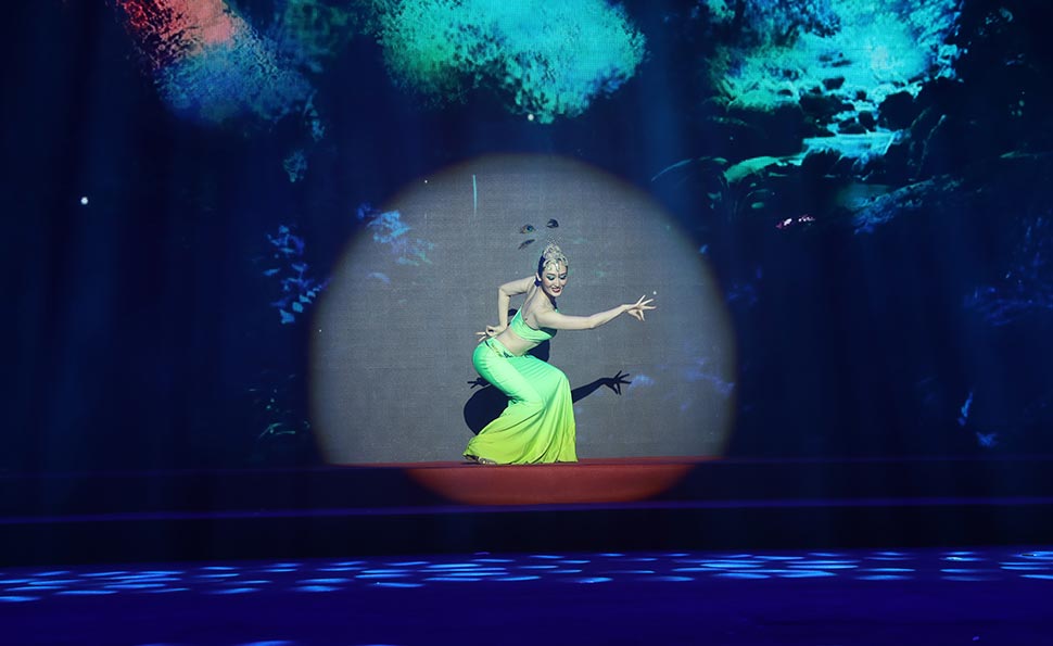 陈吟吟表演《孔雀舞》