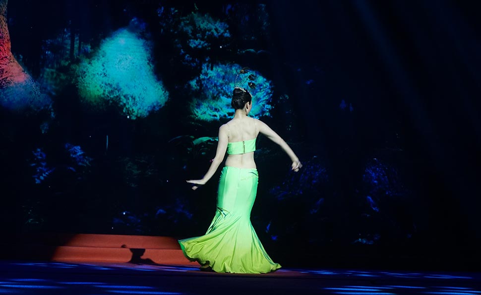 陈吟吟表演《孔雀舞》