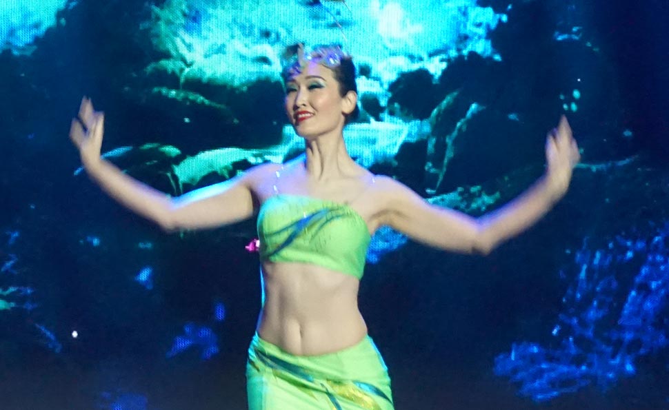 陈吟吟表演《孔雀舞》