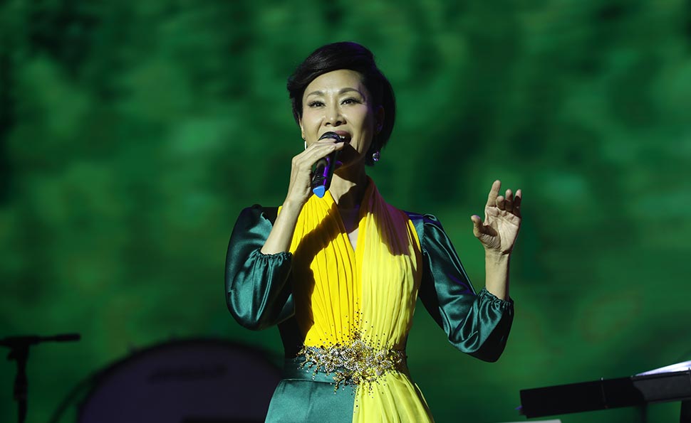 于文华演唱《 在希望的田野上 》、《 想起老妈妈 》