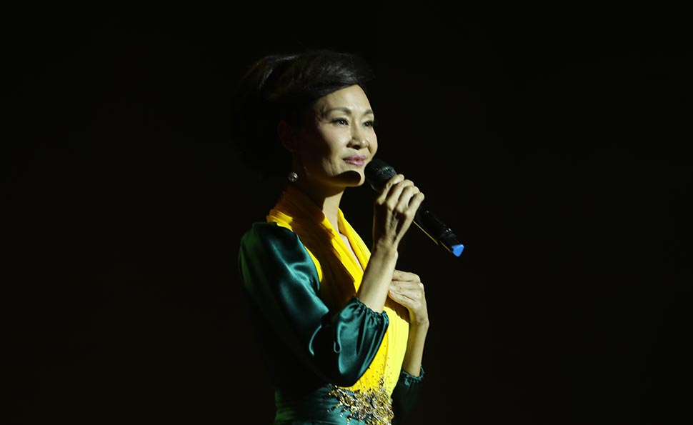 于文华演唱《 在希望的田野上 》、《 想起老妈妈 》