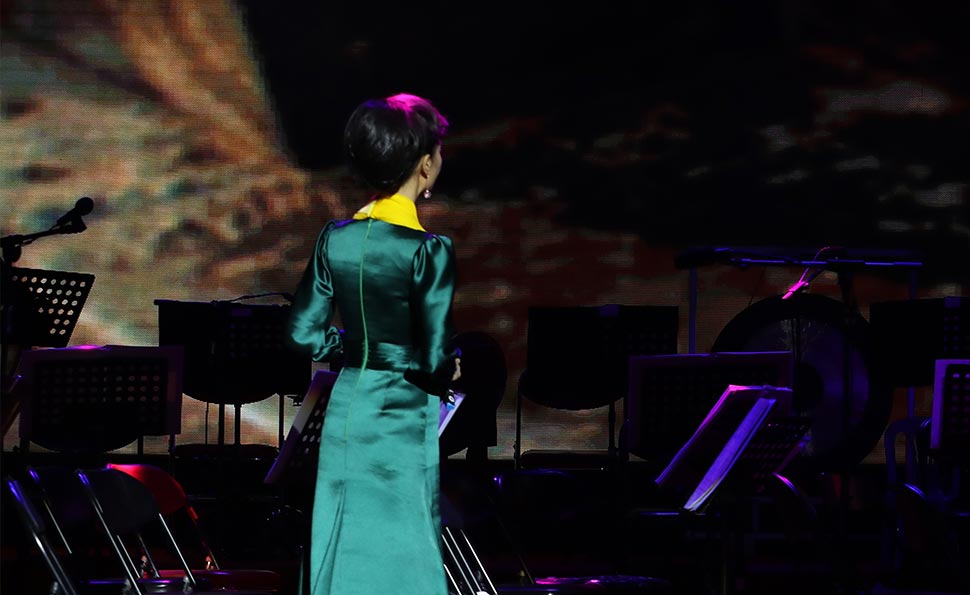 于文华演唱《 在希望的田野上 》、《 想起老妈妈 》