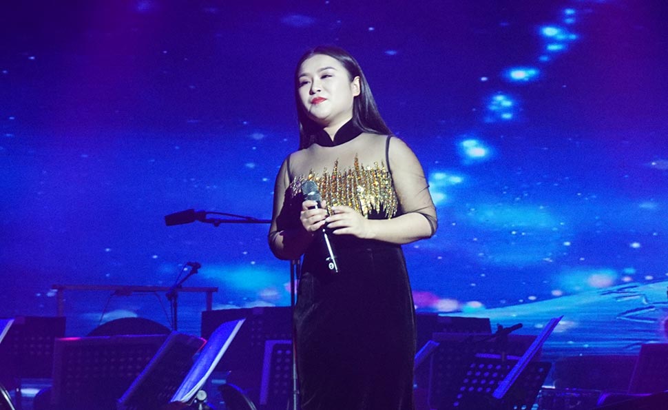 宗丽朦演唱《月亮代表我的心》、《甜蜜蜜》