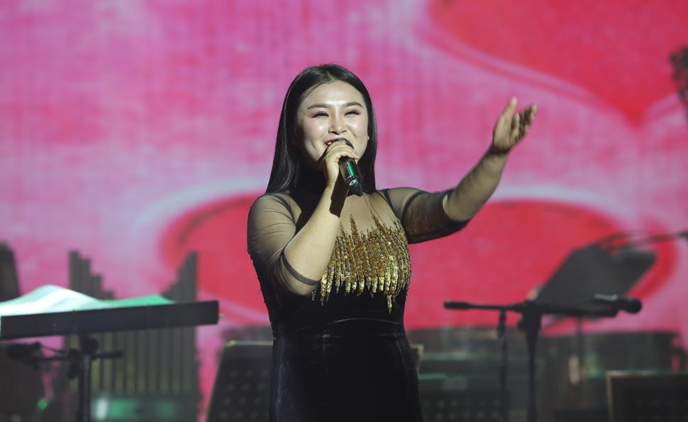 宗丽朦演唱《月亮代表我的心》、《甜蜜蜜》