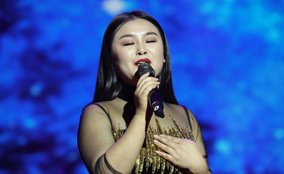 宗丽朦演唱《月亮代表我的心》、《甜蜜蜜》