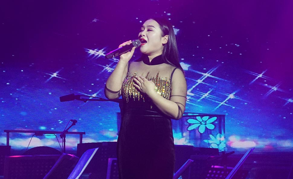 宗丽朦演唱《月亮代表我的心》、《甜蜜蜜》