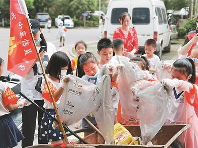 垃圾分类小宣传员出动！